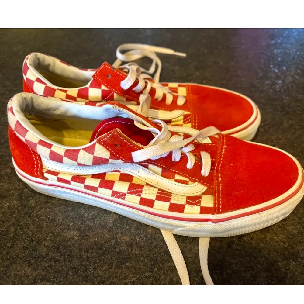 Men’s size 6 women’s 7.5 red checkered vans low top